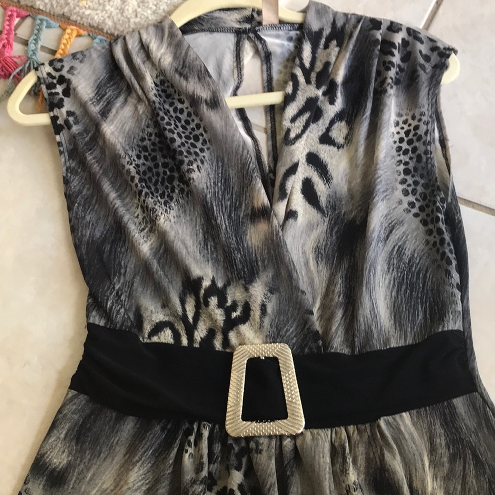 Nice soft sexy top w low V neck and back opening🤑